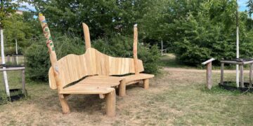 Eine neu errichtete große Sitzbank am Heidelsteig. Quelle: Manuel Chmiel, Ideenwald