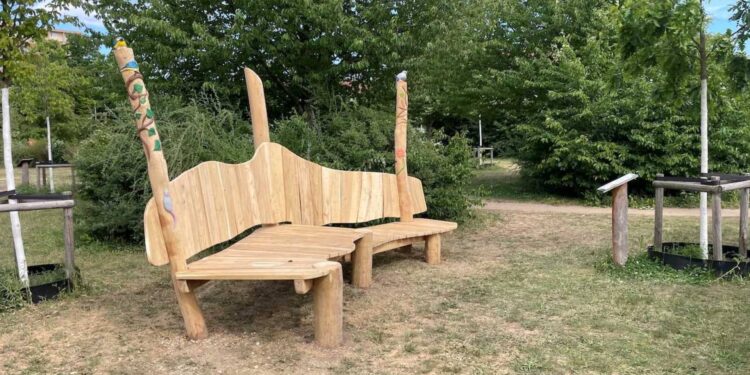 Eine neu errichtete große Sitzbank am Heidelsteig. Quelle: Manuel Chmiel, Ideenwald