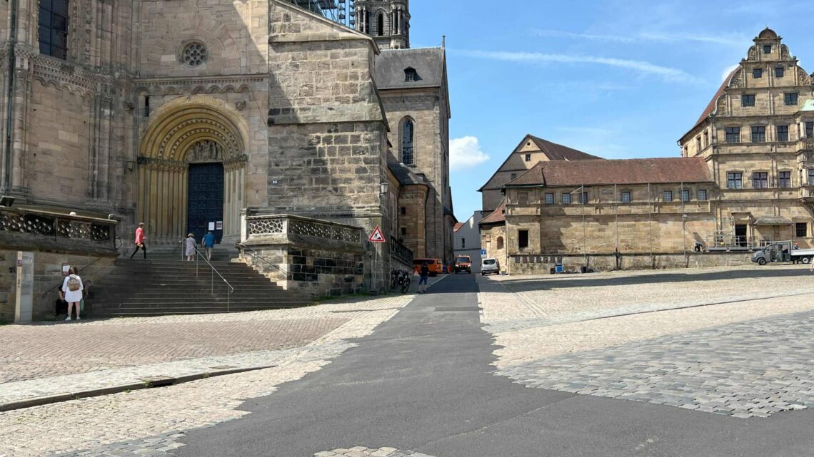 Die nach dem Leitungsbau provisorisch asphaltierte
Fläche markiert den Bereich, wo jetzt ein barrierefreies Pflaster
eingebaut wird. Quelle: Baureferat