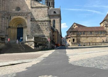 Die nach dem Leitungsbau provisorisch asphaltierte
Fläche markiert den Bereich, wo jetzt ein barrierefreies Pflaster
eingebaut wird. Quelle: Baureferat