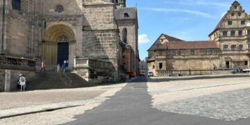 Die nach dem Leitungsbau provisorisch asphaltierte
Fläche markiert den Bereich, wo jetzt ein barrierefreies Pflaster
eingebaut wird. Quelle: Baureferat