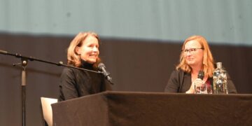 Alina Bronsky (links) las bei der
Eröffnungslesung der diesjährigen Poetikprofessur im Mai im
ETA Hoffmann Theater aus ihrem aktuellen Roman „Pi mal
Daumen“ und stand Prof. Dr. Andrea Bartl Rede und Antwort
zu Fragen rund um den Roman. Quelle: Stadt Bamberg, Michael Memmel