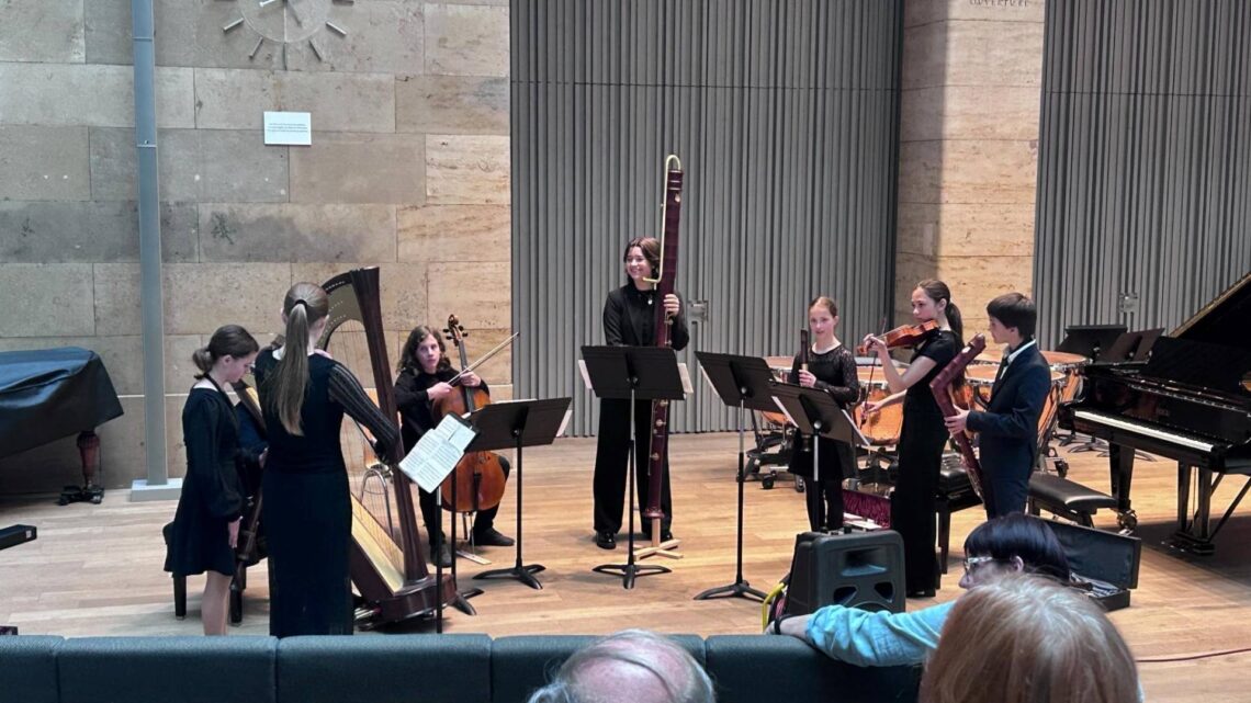 Sparkassen-Sonderpreis für Alte Musik aus Bamberg 10 Das Alte-Musik-Ensemble der Musikschule beim
Preisträgerkonzert in Augsburg. Quelle: Landesausschuss Jugend musiziert