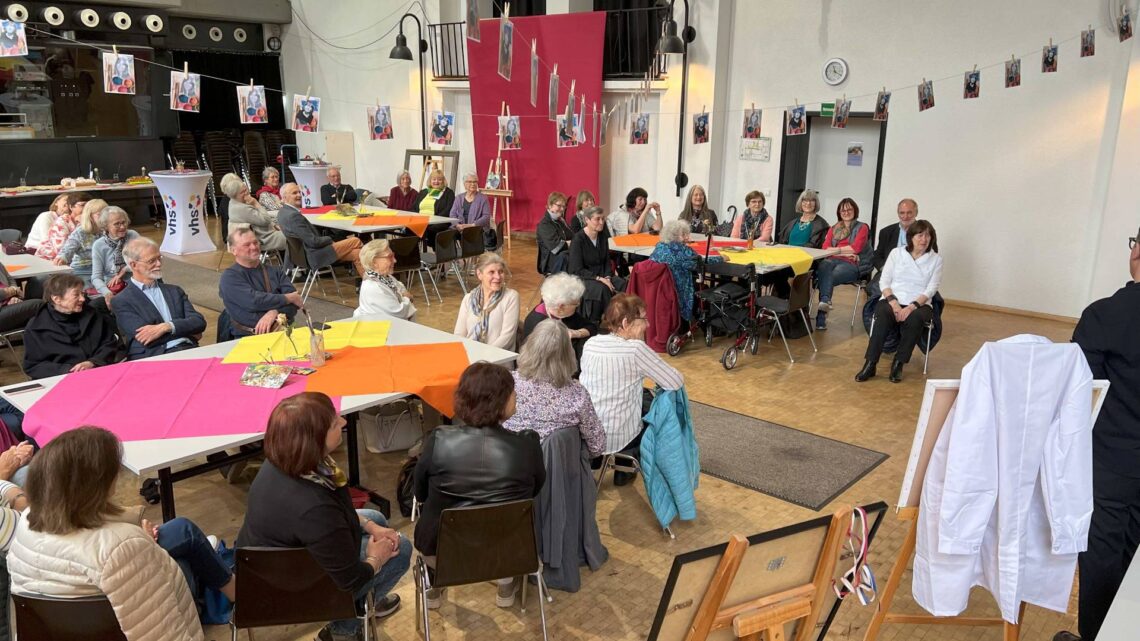 Mitarbeitende der Volkshochschule hatten den Großen Saal des
Alten E-Werks zur Verabschiedung von vhs-Dozentin Gabriele
Günther in ein farbenfrohes Atelier verwandelt. Quelle: Christina Fabian, vhs Bamberg Stadt