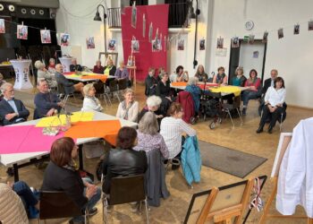 Mitarbeitende der Volkshochschule hatten den Großen Saal des
Alten E-Werks zur Verabschiedung von vhs-Dozentin Gabriele
Günther in ein farbenfrohes Atelier verwandelt. Quelle: Christina Fabian, vhs Bamberg Stadt