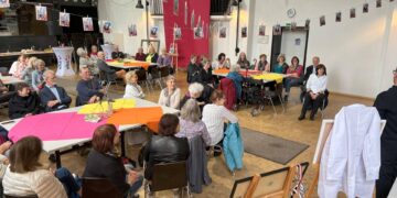 Mitarbeitende der Volkshochschule hatten den Großen Saal des
Alten E-Werks zur Verabschiedung von vhs-Dozentin Gabriele
Günther in ein farbenfrohes Atelier verwandelt. Quelle: Christina Fabian, vhs Bamberg Stadt
