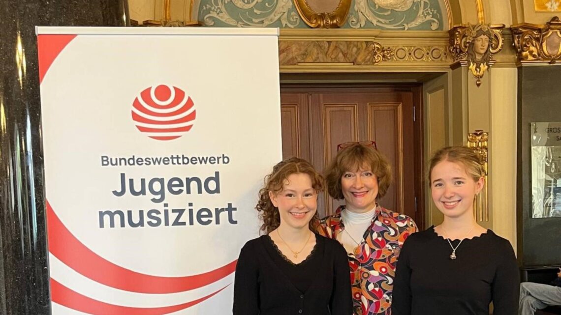 : Das Duo Katharina Görz, Klavier (li.) und Luise Merseburger, Klarinette erreichte beim
Bundeswettbewerb mit einem 1. Preis das beste Ergebnis aller Teilnehmenden aus der Region
Bamberg. Einstudiert wurde das Duo von Karin Görz (Mitte), Lehrkraft an der Städt. Musikschule
Bamberg. Quelle: privat