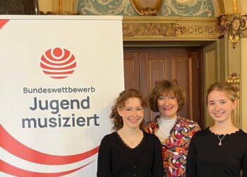 : Das Duo Katharina Görz, Klavier (li.) und Luise Merseburger, Klarinette erreichte beim
Bundeswettbewerb mit einem 1. Preis das beste Ergebnis aller Teilnehmenden aus der Region
Bamberg. Einstudiert wurde das Duo von Karin Görz (Mitte), Lehrkraft an der Städt. Musikschule
Bamberg. Quelle: privat
