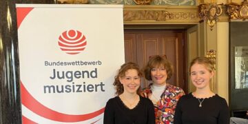 : Das Duo Katharina Görz, Klavier (li.) und Luise Merseburger, Klarinette erreichte beim
Bundeswettbewerb mit einem 1. Preis das beste Ergebnis aller Teilnehmenden aus der Region
Bamberg. Einstudiert wurde das Duo von Karin Görz (Mitte), Lehrkraft an der Städt. Musikschule
Bamberg. Quelle: privat