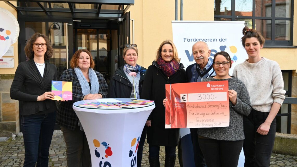 3000 Euro spendet der vhs-Förderverein für die
'Förderung der Inklusion' an der Volkshochschule Bamberg Stadt
(v.li.): Schriftführerin Andrea Grodel, Vorsitzende Ulrike Siebenhaar,
vhs-Leiterin Dr. Anna Scherbaum, stellvertretende Vorsitzende Marion
Zachert, Lebenshilfe-Vorsitzender Klaus Gallenz sowie Melanie Bernt
und Ilva Schoppmeier von 'Region – Bamberg inklusiv'.