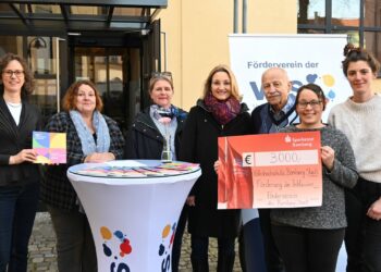 3000 Euro spendet der vhs-Förderverein für die
'Förderung der Inklusion' an der Volkshochschule Bamberg Stadt
(v.li.): Schriftführerin Andrea Grodel, Vorsitzende Ulrike Siebenhaar,
vhs-Leiterin Dr. Anna Scherbaum, stellvertretende Vorsitzende Marion
Zachert, Lebenshilfe-Vorsitzender Klaus Gallenz sowie Melanie Bernt
und Ilva Schoppmeier von 'Region – Bamberg inklusiv'.