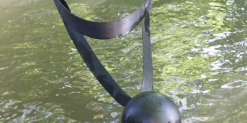 Der 'ängstliche Mond' des Künstlers Rui Chafes an seinem
besonderen Standort im Hain. Quelle: Kulturamt Stadt Bamberg, Rebecca Hamman