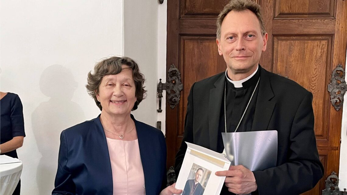 Maria Kunzelmann erhielt am 3.6.2025 bei ihrer Verabschiedung in den Ruhestand von Erzbischof Gössl die Verdienstmedaille des Erzbistums. Sie war 37 Jahre Leiterin der Metropolitanbibliothek. Quelle: Copyright: Pressestelle Erzbistum Bamberg/Harry Luck