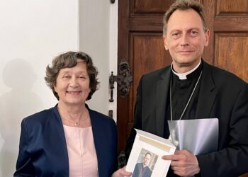 Abschied einer Bibliotheksikone in Bamberg 18 Maria Kunzelmann erhielt am 3.6.2025 bei ihrer Verabschiedung in den Ruhestand von Erzbischof Gössl die Verdienstmedaille des Erzbistums. Sie war 37 Jahre Leiterin der Metropolitanbibliothek. Quelle: Copyright: Pressestelle Erzbistum Bamberg/Harry Luck