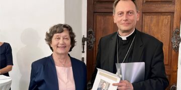 Maria Kunzelmann erhielt am 3.6.2025 bei ihrer Verabschiedung in den Ruhestand von Erzbischof Gössl die Verdienstmedaille des Erzbistums. Sie war 37 Jahre Leiterin der Metropolitanbibliothek. Quelle: Copyright: Pressestelle Erzbistum Bamberg/Harry Luck