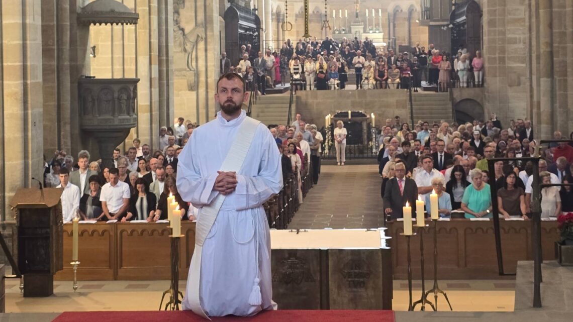 Dr. Marco Weis wurde am 28.6.2025 von Erzbischof Herwig Gössl zum Priester geweiht. Quelle: Heinrichsblatt/Andreas Kuschbert
