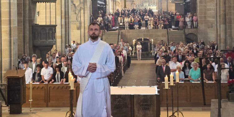 Dr. Marco Weis wurde am 28.6.2025 von Erzbischof Herwig Gössl zum Priester geweiht. Quelle: Heinrichsblatt/Andreas Kuschbert