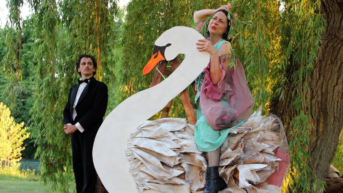Ursula Gumbsch und Martin Habermeyer in 'Mein lieber Schwan'. Quelle: TiG Bamberg, Werner Lorenz