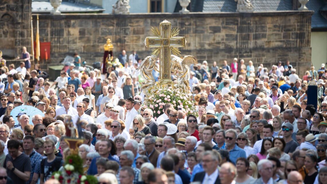 Fronleichnamsprozession 2023 in Bamberg, Domkreuz auf dem vollen Domplatz. Quelle: Pressestelle Erzbistum Bamberg / Dominik Schreiner