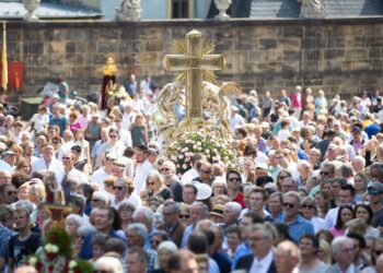 Fronleichnamsprozession 2023 in Bamberg, Domkreuz auf dem vollen Domplatz. Quelle: Pressestelle Erzbistum Bamberg / Dominik Schreiner