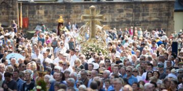 Fronleichnamsprozession 2023 in Bamberg, Domkreuz auf dem vollen Domplatz. Quelle: Pressestelle Erzbistum Bamberg / Dominik Schreiner