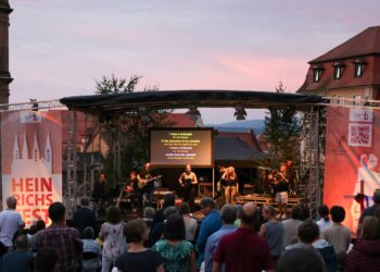 Die Praisenight findet am Freitagabend des Heinrichsfests statt (12.7.24). Die Lobpreisband spielt Lieder, 2024 steht Wort- und Fingerakrobat Tommy Bright auf der Bühne. Quelle: Pressestelle Erzbistum Bamberg/Lara-Marie Deeg