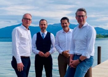 Der neue Vorstand von Universität Bayern e.V. ist gewählt: Neuer Vorsitzender ist TUM-Präsident Thomas F. Hofmann (2.v.r.). Den stellverstretenden Vorsitz übernehmen Stefan Leible (l.), Präsident der Universität Bayreuth, und Kai Fischbach (2.v.l.), Präsident der Universität Bamberg. Ebenfalls auf dem Bild: Wissenschaftsminister Markus Blume (r.). Quelle: Universität Bayern e.V.