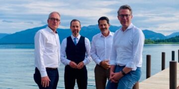 Der neue Vorstand von Universität Bayern e.V. ist gewählt: Neuer Vorsitzender ist TUM-Präsident Thomas F. Hofmann (2.v.r.). Den stellverstretenden Vorsitz übernehmen Stefan Leible (l.), Präsident der Universität Bayreuth, und Kai Fischbach (2.v.l.), Präsident der Universität Bamberg. Ebenfalls auf dem Bild: Wissenschaftsminister Markus Blume (r.). Quelle: Universität Bayern e.V.