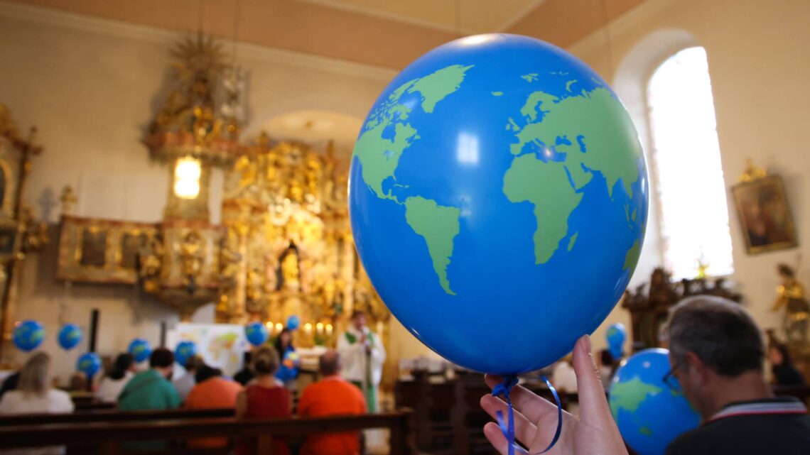 Buchbarer Jugendgottesdienst "We are the World" in Thüngfeld mit Diözesanjugendpfarrer Gerd Richard Neumeier. Quelle: Pressestelle Erzbistum Bamberg/Patricia Achter