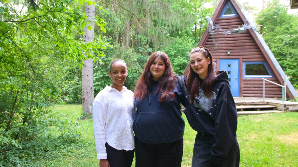 (v.l.): Sharon (17), Gina (20) und Kyra (17). Quelle: Pressestelle Erzbistum Bamberg / Michael Polzer