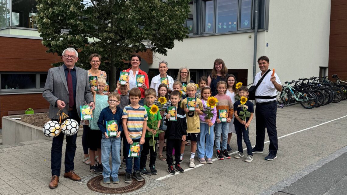 Übergabe des Möhrchen-Hausaufgabenhefts an der Grundschule Pommersfelden durch Landrat Johann Kalb. Quelle: Landratsamt Bamberg / Bartl