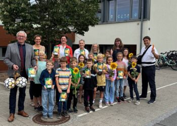 Übergabe des Möhrchen-Hausaufgabenhefts an der Grundschule Pommersfelden durch Landrat Johann Kalb. Quelle: Landratsamt Bamberg / Bartl