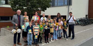Übergabe des Möhrchen-Hausaufgabenhefts an der Grundschule Pommersfelden durch Landrat Johann Kalb. Quelle: Landratsamt Bamberg / Bartl