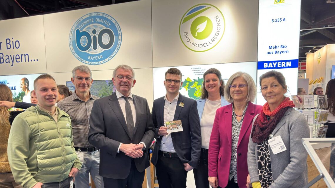Vertreterinnen und Vertreter der Öko-Modellregion Bamberger Land auf der BioFach-Messe 2025 (v.l.n.r.: Mario Mohl und Peter Schlund, Bio-Landwirte aus dem Landkreis Bamberg, Landrat Johann Kalb, Öko-Modellregion-Manager Patrick Nastvogel, Silke Michel, Fachbereich Nachhaltige Entwicklung am Landratsamt Bamberg, Dr. Christa Standecker, Geschäftsführerin Europäische Metropolregion Nürnberg und Dr. Patricia Schläger-Zirlik, Teamleiterin für Stadt-Land-Projekte). Quelle: BZA / Niemeye
