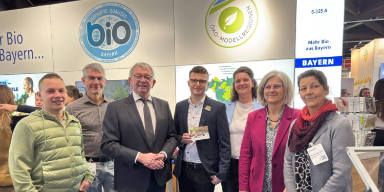 Vertreterinnen und Vertreter der Öko-Modellregion Bamberger Land auf der BioFach-Messe 2025 (v.l.n.r.: Mario Mohl und Peter Schlund, Bio-Landwirte aus dem Landkreis Bamberg, Landrat Johann Kalb, Öko-Modellregion-Manager Patrick Nastvogel, Silke Michel, Fachbereich Nachhaltige Entwicklung am Landratsamt Bamberg, Dr. Christa Standecker, Geschäftsführerin Europäische Metropolregion Nürnberg und Dr. Patricia Schläger-Zirlik, Teamleiterin für Stadt-Land-Projekte). Quelle: BZA / Niemeye