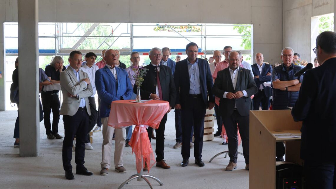 Lkr. Bamberg investiert in Bildung: Richtfest an Don Bosco-Schule 10 Landrat Johann Kalb nahm am vergangenen Freitag gemeinsam mit (v. l.) stellv. Landrat Johannes Maciejonczyk, Altlandrat Dr. Günther Denzler, Staatssekretär Martin Schöffel und MdL Holger Dremel am Richtfest für die Generalsanierung der Einrichtung in Stappenbach teil. Quelle: Daniel Nagel