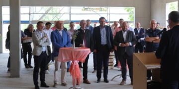 Landrat Johann Kalb nahm am vergangenen Freitag gemeinsam mit (v. l.) stellv. Landrat Johannes Maciejonczyk, Altlandrat Dr. Günther Denzler, Staatssekretär Martin Schöffel und MdL Holger Dremel am Richtfest für die Generalsanierung der Einrichtung in Stappenbach teil. Quelle: Daniel Nagel