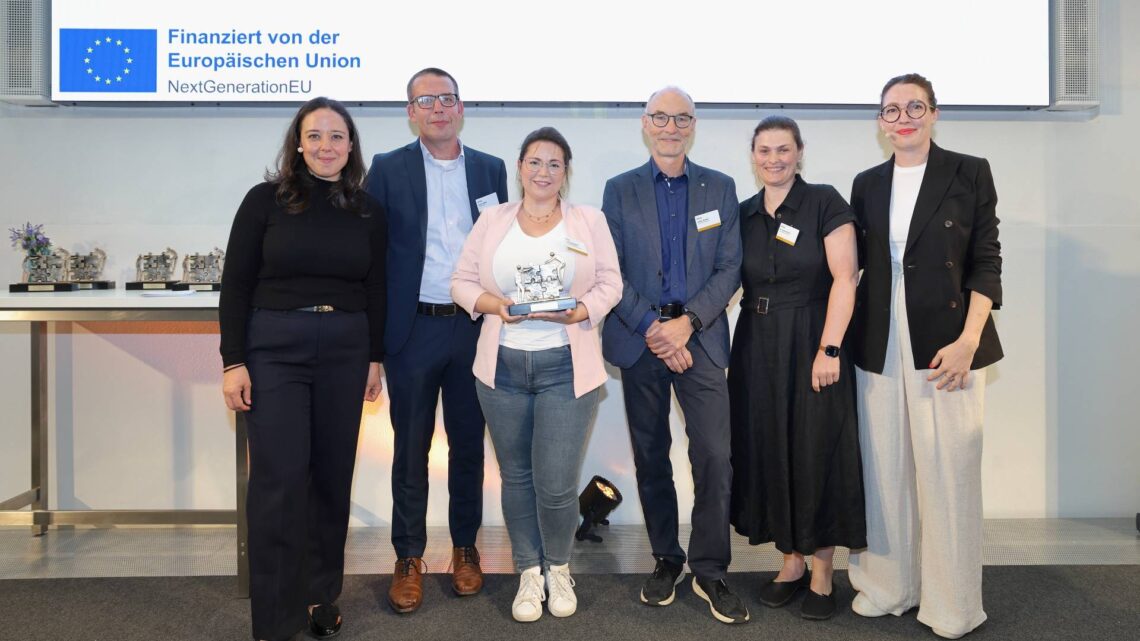 Das Gesundheitsamt Bamberg ist mit dem Bavarian Best Practice Award 2025 in der Kategorie Kommune ausgezeichnet worden: (v. l.) Anna Köllmann (Materna SE), Peter Tietze (HiSolutions AG), Carina Neudecker, Lothar Riemer und Dr. Susanne Nick (Landratsamt Bamberg), Dr. Caroline Mükusch (Infora GmbH). Quelle: INFORA GmbH/Obermeier