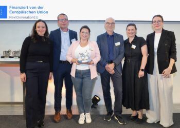 Gesundheitsamt Bamberg erhält Bavarian Best Practice Award 2025 18 Das Gesundheitsamt Bamberg ist mit dem Bavarian Best Practice Award 2025 in der Kategorie Kommune ausgezeichnet worden: (v. l.) Anna Köllmann (Materna SE), Peter Tietze (HiSolutions AG), Carina Neudecker, Lothar Riemer und Dr. Susanne Nick (Landratsamt Bamberg), Dr. Caroline Mükusch (Infora GmbH). Quelle: INFORA GmbH/Obermeier