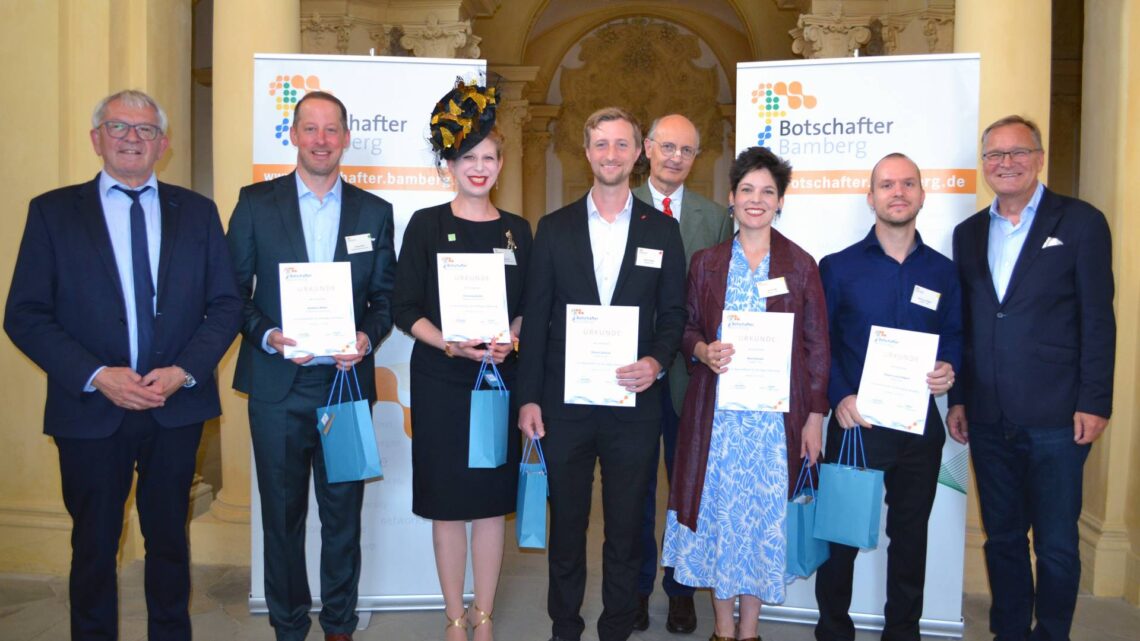 Die von Landrat Johann Kalb und Oberbürgermeister Andreas Starke neu ernannten Botschafterinnen und Botschafter (v. l.): Landrat Johann Kalb, Andreas Böhm, Christina Böhm, Simon Schulze, Hausherr Paul Graf von Schönborn-Wiesentheid, Nora Kovats, Alvaro-Luca Ellwart sowie Oberbürgermeister Andreas Starke. Quelle: Landratsamt Bamberg/Keis