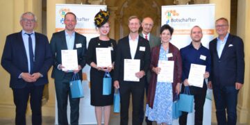Die von Landrat Johann Kalb und Oberbürgermeister Andreas Starke neu ernannten Botschafterinnen und Botschafter (v. l.): Landrat Johann Kalb, Andreas Böhm, Christina Böhm, Simon Schulze, Hausherr Paul Graf von Schönborn-Wiesentheid, Nora Kovats, Alvaro-Luca Ellwart sowie Oberbürgermeister Andreas Starke. Quelle: Landratsamt Bamberg/Keis