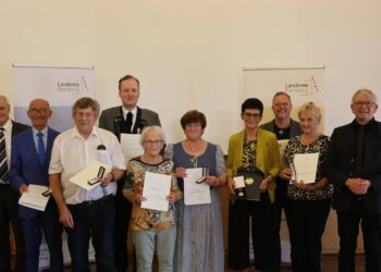 Ehrenamt in Bamberg: Landkreis ehrt herausragendes Engagement 12 Landrat Johann Kalb ehrt verdiente Bürgerinnen und Bürger sowie Vereine. Quelle: Daniel Nagel