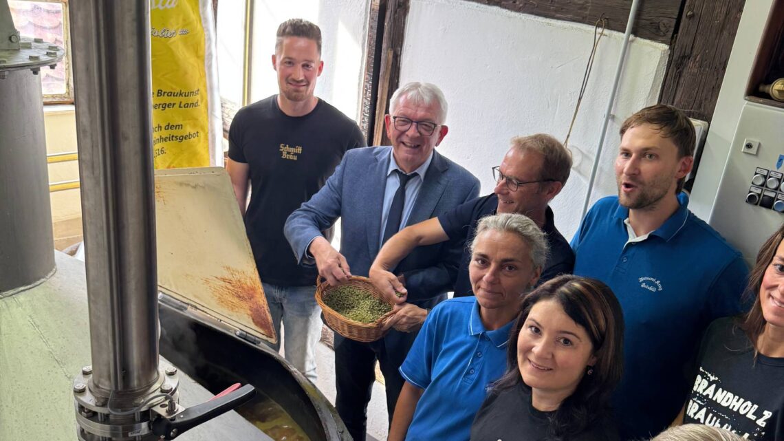 Foto: (v. l.) Andreas Schmitt (Schmitt Bräu, Scheßlitz), Landrat Johann Kalb, Bürgermeister Wolfgang Desel (Gemeinde Strullendorf), Karin Krug (Brauerei Krug, Geisfeld), Kevin Düsel (Brauerei Krug, Geisfeld), Diana Vogt (Schmitt Bräu, Scheßlitz), Stephanie Nelke (Brandholz Brauerei), Josef Schmitt (Schmitt Bräu, Scheßlitz. Quelle: Landratsamt Bamberg/Bartl