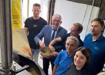 Foto: (v. l.) Andreas Schmitt (Schmitt Bräu, Scheßlitz), Landrat Johann Kalb, Bürgermeister Wolfgang Desel (Gemeinde Strullendorf), Karin Krug (Brauerei Krug, Geisfeld), Kevin Düsel (Brauerei Krug, Geisfeld), Diana Vogt (Schmitt Bräu, Scheßlitz), Stephanie Nelke (Brandholz Brauerei), Josef Schmitt (Schmitt Bräu, Scheßlitz. Quelle: Landratsamt Bamberg/Bartl