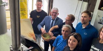 Foto: (v. l.) Andreas Schmitt (Schmitt Bräu, Scheßlitz), Landrat Johann Kalb, Bürgermeister Wolfgang Desel (Gemeinde Strullendorf), Karin Krug (Brauerei Krug, Geisfeld), Kevin Düsel (Brauerei Krug, Geisfeld), Diana Vogt (Schmitt Bräu, Scheßlitz), Stephanie Nelke (Brandholz Brauerei), Josef Schmitt (Schmitt Bräu, Scheßlitz. Quelle: Landratsamt Bamberg/Bartl