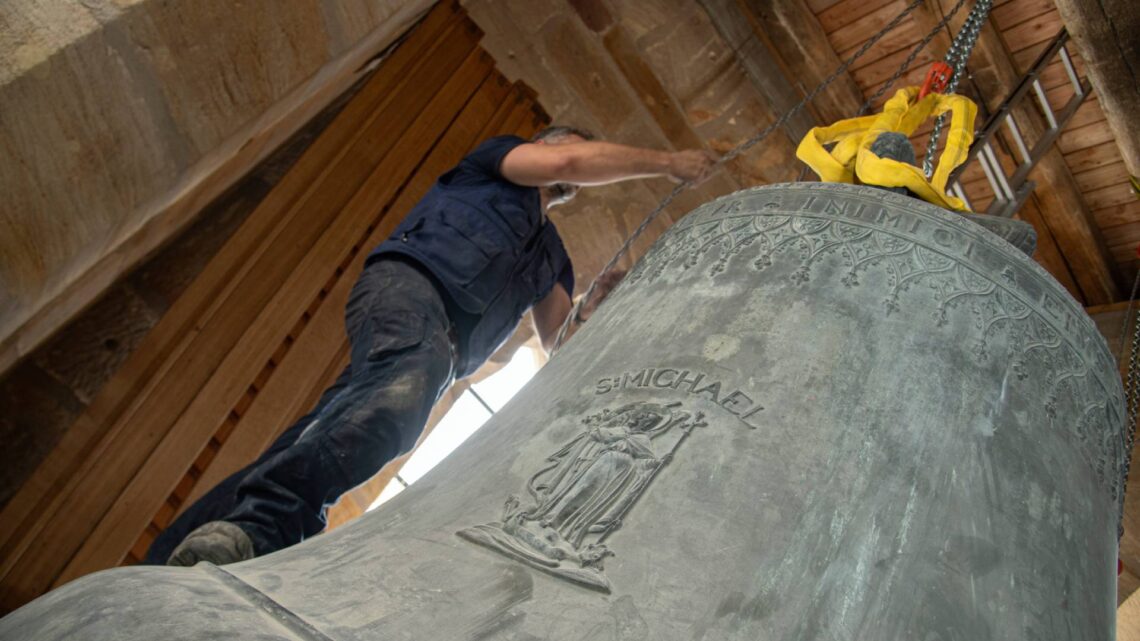 Die Bestandsglocke mit dem Patrozinium St. Michael von 1614
(Gewicht: 3420kg) wird ausgerichtet. Quelle: Bürgerspitalstiftung, Lara Müller