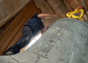Die Bestandsglocke mit dem Patrozinium St. Michael von 1614
(Gewicht: 3420kg) wird ausgerichtet. Quelle: Bürgerspitalstiftung, Lara Müller