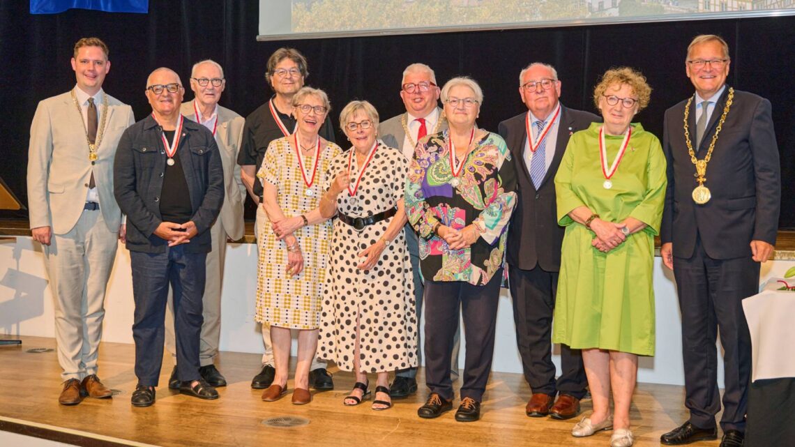 Bürgermeister Jonas Glüsenkamp (l.), Bürgermeister Wolfgang
Metzner (Mitte) und Oberbürgermeister Andreas Starke mit den acht
neuen Träger:innen der Bamberger Stadtmedaille. Quelle: Stadtarchiv Bamberg, Nadine Gumpert
