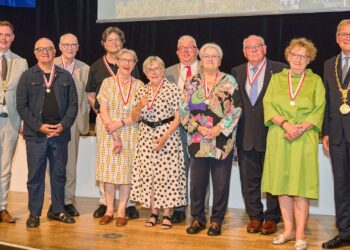 Bürgermeister Jonas Glüsenkamp (l.), Bürgermeister Wolfgang
Metzner (Mitte) und Oberbürgermeister Andreas Starke mit den acht
neuen Träger:innen der Bamberger Stadtmedaille. Quelle: Stadtarchiv Bamberg, Nadine Gumpert