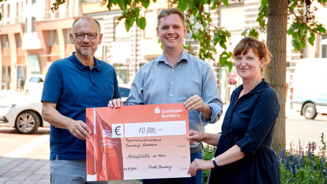 Sozialreferent Jonas Glüsenkamp (Mitte) übergibt für
die Anlaufstelle St. Josef/Hain einen Scheck in Höhe von 10.000 Euro
an Peter Ehmann, Vorstand des Regionalverbands der Caritas
Bamberg-Forchheim, und Maria Joecks, Pädagogische Assistenz des
Vorstands. Quelle: Stadt Bamberg, Sonja Seufferth